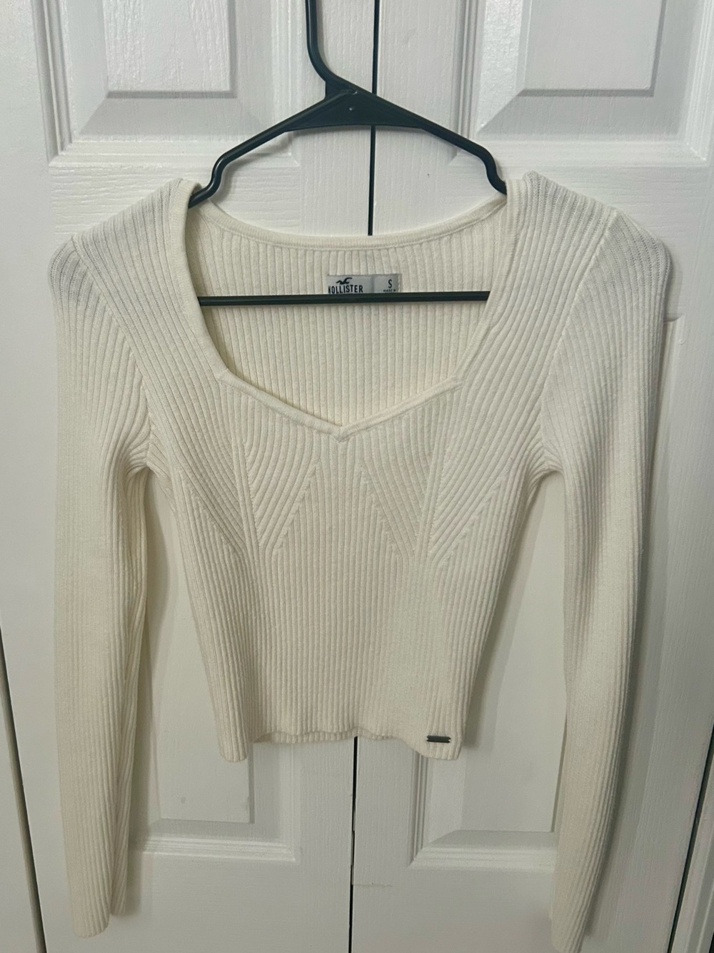 Hollister Cream Ribbed V‑Neck Long Sleeve Top
